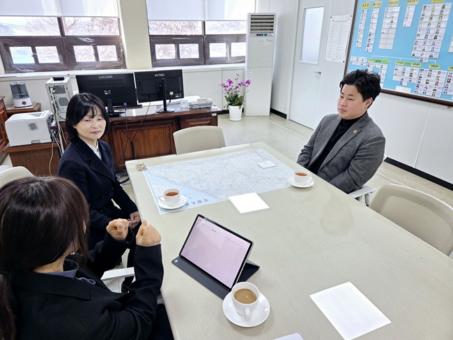 ▲ 김용래 강원특별자치도의원이 지난 6일 대한적십자사 강원혈액원을 방문해 그동안 직접 헌혈하며 모아온 헌혈증서 30장을 기증하고, 동절기 혈액 수급 상황과 헌혈 활성화 방안에 대해 현장 의견을 나눴다. ⓒ김용래 의원