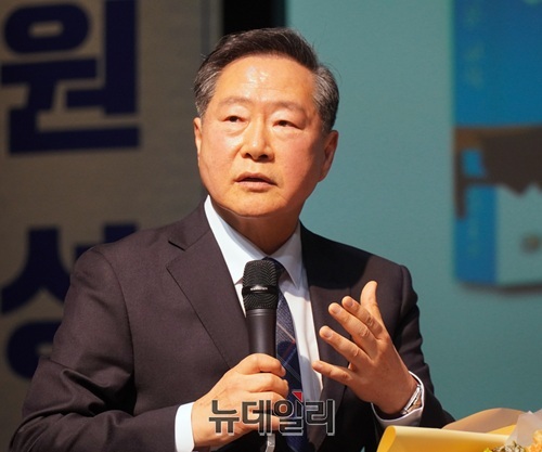 ▲ 원성수 세종교육감 예비후보가 지난 7일 세종시 반곡동 BOK아트센터에서 열린출판기념회 토크쇼를 통해 25년 교육 인생과 교육 철학을 밝히고 있다.ⓒ이길표 기자