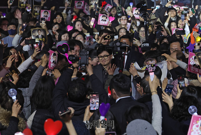 ▲ 한동훈 국민의힘 전 대표가 8일 서울 송파구 잠실실내체육관에서 열린 토크콘서트에 들어서고 있다. 정상윤 기자