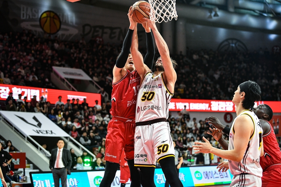 ▲ 리그 1위 LG가 1위 추격에 나선 2위 정관장을 무너뜨리며 1위를 굳건히 지켜냈다.ⓒKBL 제공