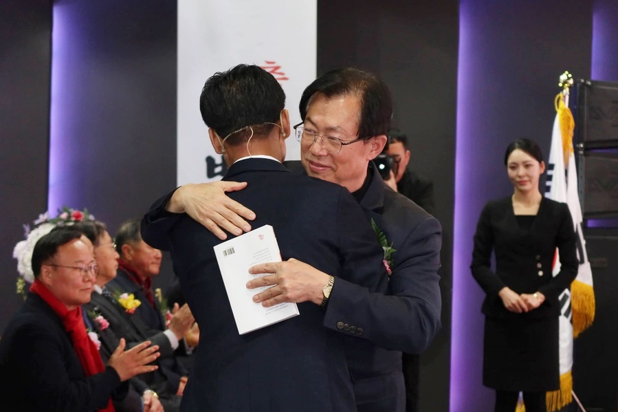 ▲ 행사장에는 지역 정계 인사와 지지자 등 수천여 명이 몰려 ‘북새통’을 이뤘으며, 단순한 저서 소개를 넘어선 ‘출정식’을 방불케 했다는 후문이다. 사진은 이만희 국회의원이 김병삼 전 부시장을 격려하는 장면.ⓒ김병삼 출마예정자측