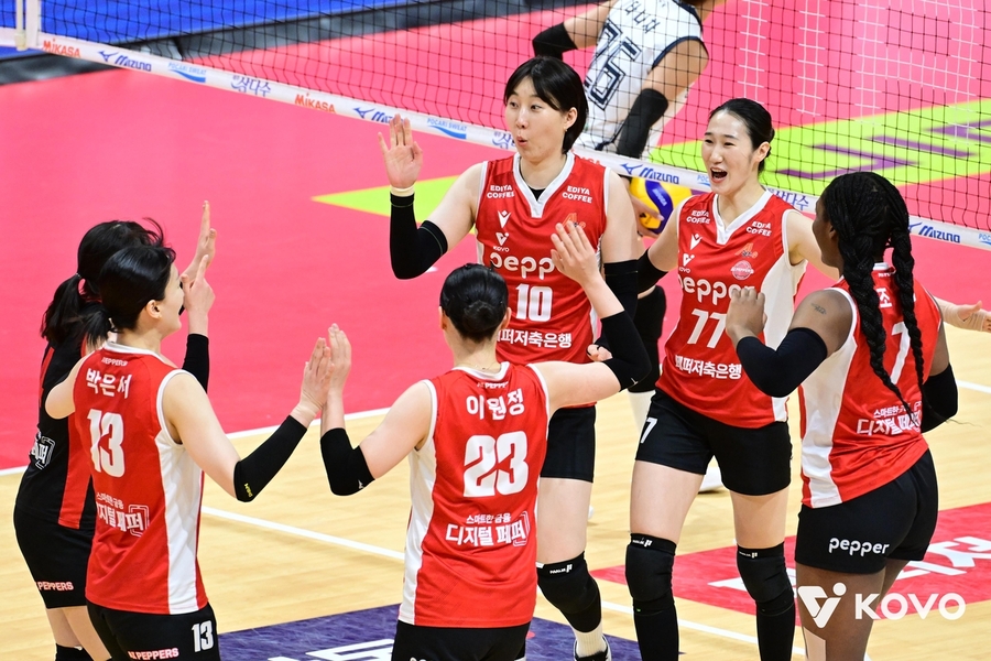 ▲ 6위 페퍼저축은행이 1위 한국도로공사를 잡는 이변을 연출했다.ⓒKOVO 제공