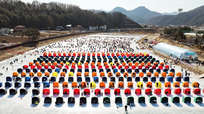 ▲ 휴일인 8일 강추위에도 불구하고 강원 평창군 진부면 오대천 일원에 열린 평창송어축제에 많은 방문객이 몰려 송어얼음낚시를 즐기고 있다. 9일 폐막하는 올해 축제는 25만 여명이 방문해 22억 여 원의 매출을 올린 것으로 나타났다. ⓒ평창문화재단