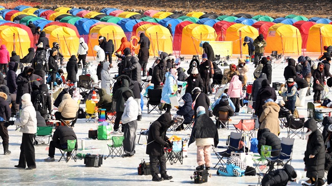 ▲ 휴일인 8일 강추위에도 불구하고 강원 평창군 진부면 오대천 일원에 열린 평창송어축제에 많은 방문객이 몰려 송어얼음낚시를 즐기고 있다. 9일 폐막하는 올해 축제는 25만 여명이 방문해 22억 여 원의 매출을 올린 것으로 나타났다. ⓒ평창문화재단