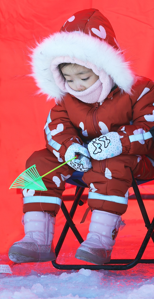 ▲ 휴일인 8일 강추위에도 불구하고 강원 평창군 진부면 오대천 일원에 열린 평창송어축제를 찾은 어린이가 송어얼음낚시를 하고 있다. ⓒ평창문화재단