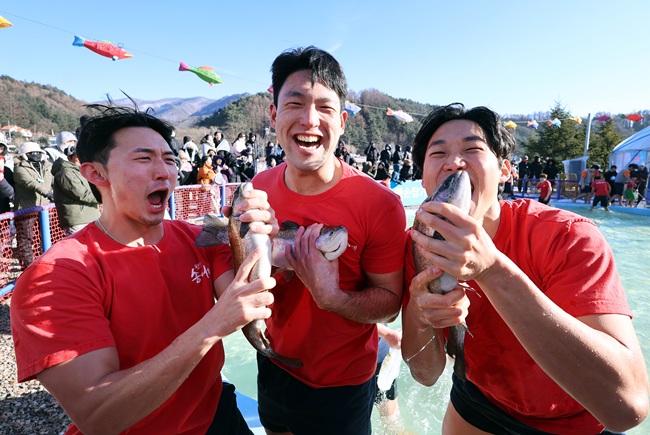 ▲ 휴일인 8일 강추위에도 불구하고 강원 평창군 진부면 오대천 일원에 열린 평창송어축제를 찾은 방문객들이 송어맨손잡기 체험을 즐기고 있다. ⓒ평창문화재단