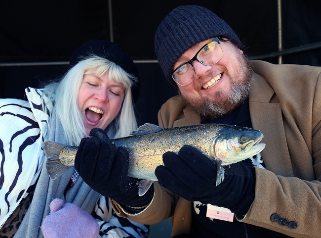 ▲ 휴일인 8일 강추위에도 불구하고 강원 평창군 진부면 오대천 일원에 열린 평창송어축제를 찾은 외국인 방문객이 잡은 송어를 들어 보이고 있다. 9일 폐막하는 올해 축제는 25만 여명이 방문해 22억 여 원의 매출을 올린 것으로 나타났다. ⓒ평창문화재단