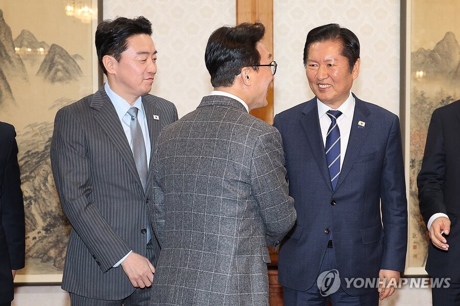 ▲ 김민석 국무총리(가운데)가 8일 서울 종로구 삼청동 총리공관에서 열린 고위당정협의회에서 강훈식 대통령 비서실장(왼쪽), 더불어민주당 정청래 대표 등 참석자들과 인사하고 있다. ⓒ연합뉴스