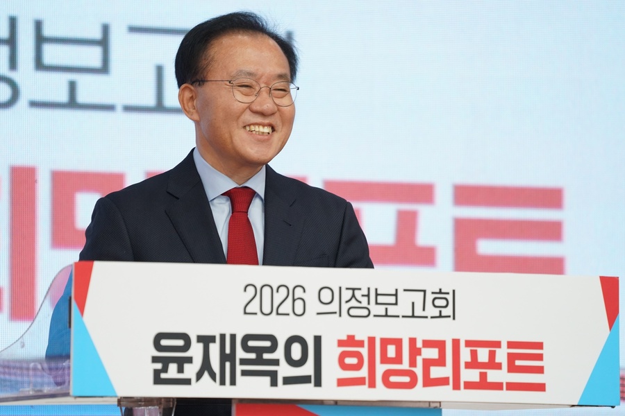 ▲ 윤재옥 의원은 “추운 날씨에도 강당 안팎을 가득 메워주신 주민들의 성원에 무거운 책임감을 느낀다”며 “화려한 말잔치보다는 실질적인 성과와 변화로 보답하는 정직한 정치를 이어가겠다”고 밝혔다.ⓒ윤재옥 의원실