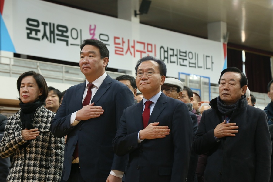 ▲ 행사는 단순한 의정보고회를 넘어 TK 정치권의 단합 대회를 방불케 했다. 정희용 사무총장과 이인선 대구시당위원장을 필두로 김상훈, 이만희, 임이자, 권영진, 김승수, 김기웅, 김위상, 서천호 의원 등 동료 의원 10여 명이 현장을 찾아 윤 의원에게 힘을 실었다.ⓒ윤재옥 의원실