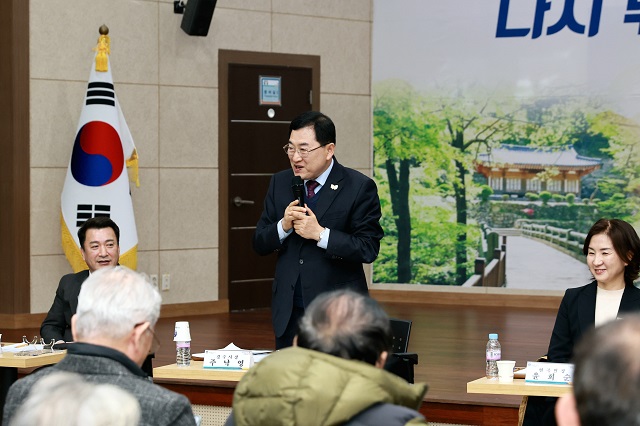 ▲ 지난 6일, 주낙영 시장이 현곡면 복지회관에서 열린 ‘2026년 현장소통마당’에서 주민들의 건의사항을 경청하며 인사말을 하고 있다.ⓒ경주시