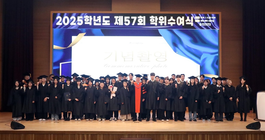 ▲ 이재용 총장이 졸업식을 마치고 졸업상 수상자들과 기념사진을 촬영하고 있다.ⓒ영남이공대