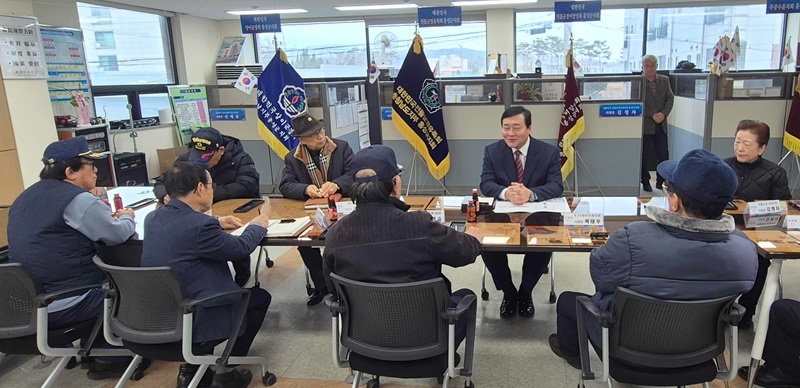 ▲ 박성철 홍성군 부군수가 최근 국립호국원 유치와 관련해 지역 보훈단체 간담회를 하고 있다.ⓒ홍성군