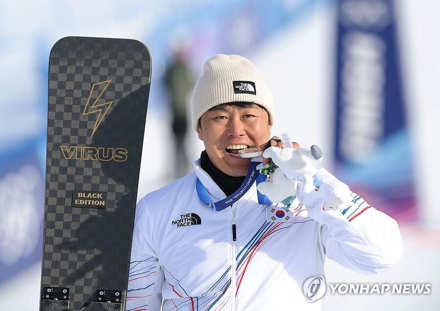 ▲ 한국 스노보드 알파인의 37세 베테랑 김상겸이 2026 밀라노 동계올림픽에서 은메달을 목에 걸었다.ⓒ연합뉴스 제공