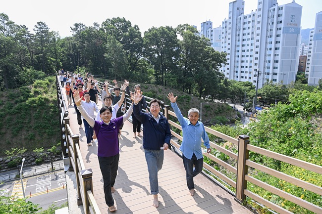 ▲ 지난해 운영된 맨발걷기 모습. ⓒ원주시