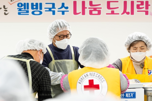 ▲ 김홍규 강릉시장이 7일 적십자 영동봉사관 일일 명예관장으로 위촉돼 적십자봉사원 40여 명과 함께 '국수나눔 봉사활동'에 참여하며 이웃사랑 실천에 동참했다. ⓒ강릉시