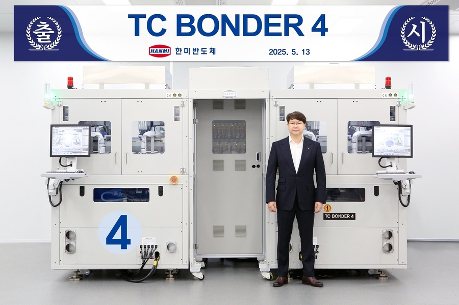 ▲ 곽동신 한미반도체 회장과 TC본더 4 제품 이미지ⓒ한미반도체