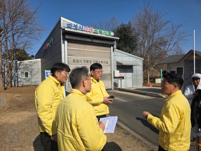 ▲ 윤성진 제1부시장이 거점 소독시설을 점검 하고 있다ⓒ화성시 제공