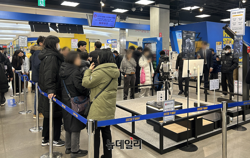 ▲ 영등포 일렉트로마트에서 로봇시연을 보러 사람들이 모여있다.ⓒ김수한 기자