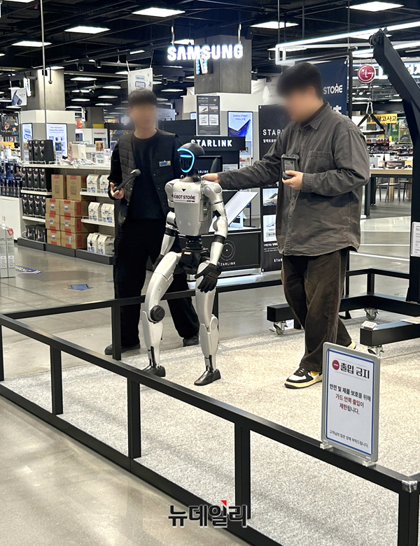 ▲ 직원들이 조이스틱을 들고 G1 작동을 준비한다.ⓒ김수한 기자