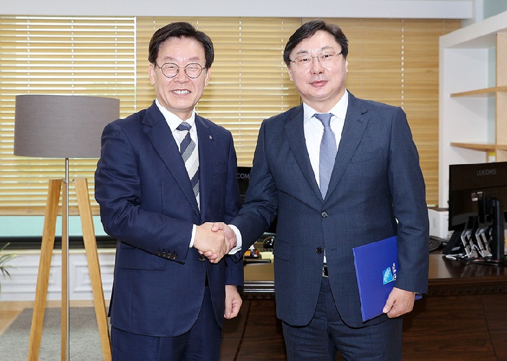 ▲ 이재명 대통령이 경기도지사 재임 시절인 2018년 7월 10일 이화영 당시 경기도 연정부지사에게 임명장을 수여하고 있는 모습. ⓒ경기도청