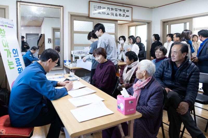 ▲ 찾아가는 의료원 농촌 왕진버스가 촤근 운곡면 미량1리에서 주민 진료를 하고 있다.ⓒ청양군