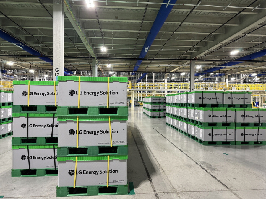 ▲ LG에너지솔루션 캐나다 '넥스트스타 에너지' 공장에서 ESS 제품이 출하되고 있다.ⓒLG에너지솔루션