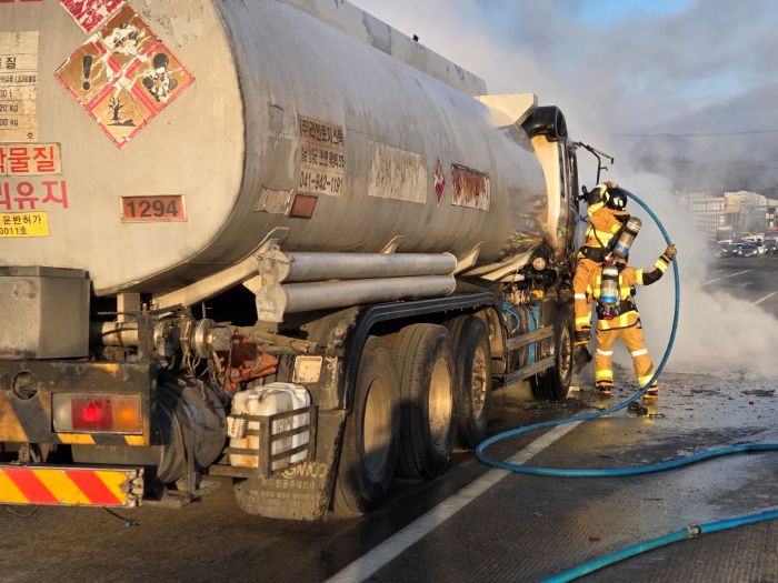 ▲ 9일 오전 7시 56분께 전의면 유천리 유정2교 인근 천안 방향 도로에서 20톤 화물차와 승용차, 탱크로리가 잇따라 충돌해 불이나 소방대원들이 진화작업을 하고 있다.ⓒ세종소방본부
