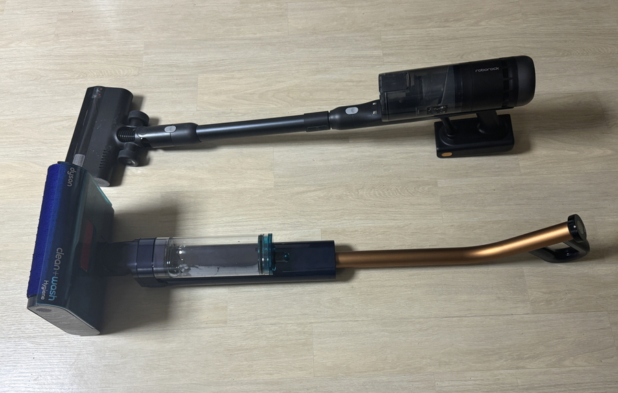 ▲ 로보락 H60 울트라와 비교한 모습. 확실히 다이슨 제품이 컬러풀하다. ⓒ김재홍 기자