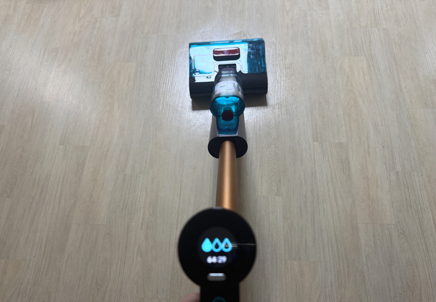 ▲ 실제로 물걸레 청소를 하는 모습. ⓒ김재홍 기자