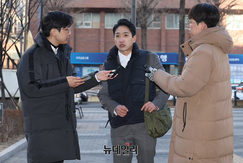 ▲ 이상욱 정의당 강서구위원장이 9일 오전 서울 강서경찰서에 '김경 전 서울시의원 CES 2026 출입증 사적 유용 의혹'과 관련해 고발인 조사를 위해 출석하고 있다. ⓒ정상윤 기자