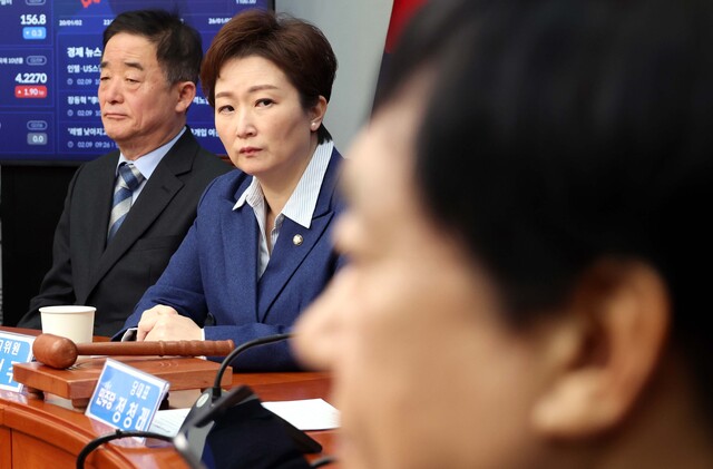 ▲ 이언주 더불어민주당 최고위원이 9일 국회에서 열린 최고위원회의에서 발언하는 이성윤 최고위원을 바라보고 있다. ⓒ뉴시스