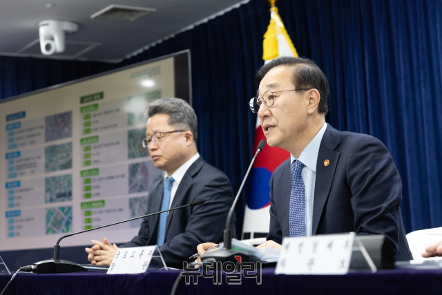 ▲ 김윤덕 국토교통부 장관(오른쪽)이 지난달 29일 '도심 주택공급 확대 및 신속화 방안'을 발표하고 있다. ⓒ국토부