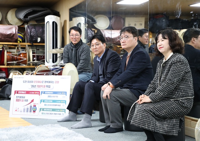 ▲ 여중협 도 행정부지사가 9일 속초시 예술단체 '갯마당'의 연습‧교육공간을 방문해 지역 예술인들과 함께 생활예술교육에 참여하고, 2026년 강원 문화예술 4대 중점 정책을 발표했다. ⓒ강원특별자치도