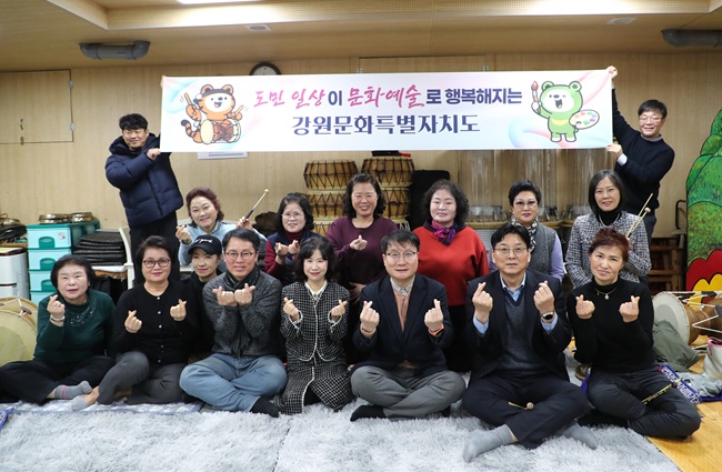 ▲ 여중협 도 행정부지사가 9일 속초시 예술단체 '갯마당'의 연습‧교육공간을 방문해 지역 예술인들과 함께 생활예술교육에 참여하고, 2026년 강원 문화예술 4대 중점 정책을 발표했다. ⓒ강원특별자치도