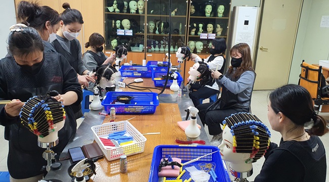 ▲ 미용 국가자격증 교육과정 모습. ⓒ화천군