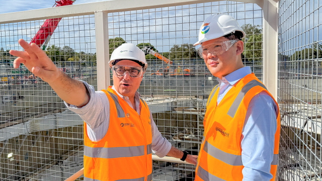 ▲ 허윤홍 GS건설 대표(오른쪽)가 현지 관계자들과 함께 SRL 현장을 둘러보며 공사 진행 현황을 점검하고 있다. ⓒGS건설