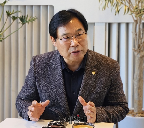 ▲ 조용훈 논산시의회 의장이 9일 논산시 한 카페에서 기자들과 만나 법원·검찰청사의 강경 존치 필요성과 금강 하구 해수 유통 등 지역 현안에 대한 입장을 밝히고 있다.ⓒ이길표 기자