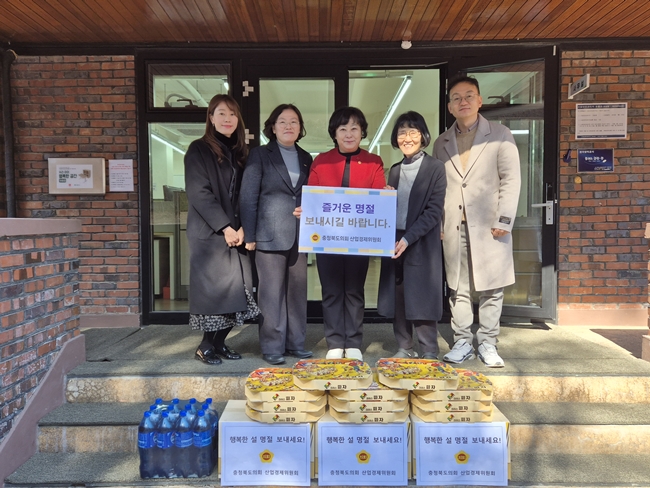 ▲ 김꽃임 충북도의회 산업경제위원회 위원장이 9일 충북 제천 영육아원을 방문해 위문품을 전달하고 있다. ⓒ충북도의회