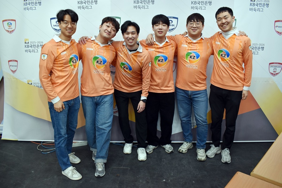 ▲ 정규리그 우승을 차지한 고려아연팀. 왼쪽부터 안성준, 송규상, 박승화 감독, 최재영, 류민형, 한태희.ⓒ한국기원 제공