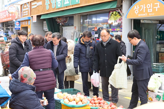 ▲ 양양군이 9일 양양전통시장 일원에서 '설 명절 물가안정 및 전통시장 이용 캠페인'을 실시했다. ⓒ양양군