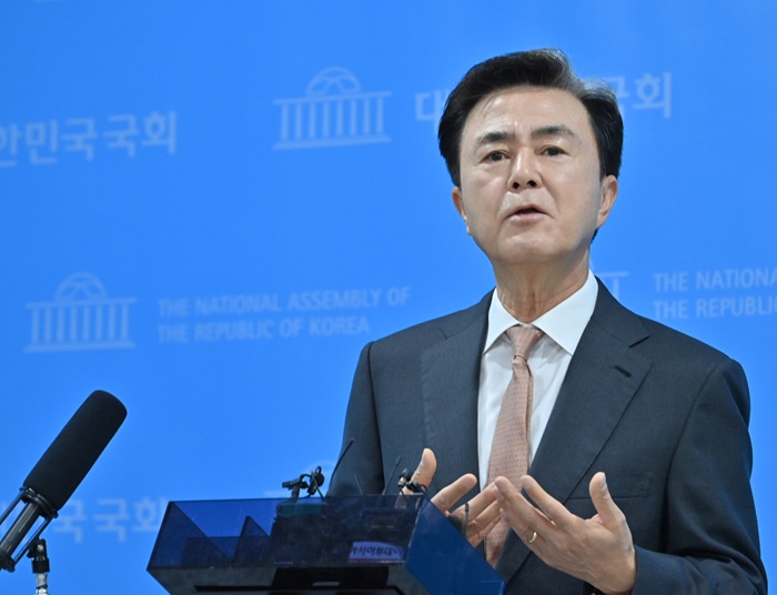 ▲ 김태흠 충남도지사가 9일 국회 소통관에서 기자회견을 열고 재정·권한 이양 없는 행정통합 논의의 즉각 중단을 촉구하며 이재명 대통령에게 공식 면담을 재요청을 하고 있다.ⓒ충남도