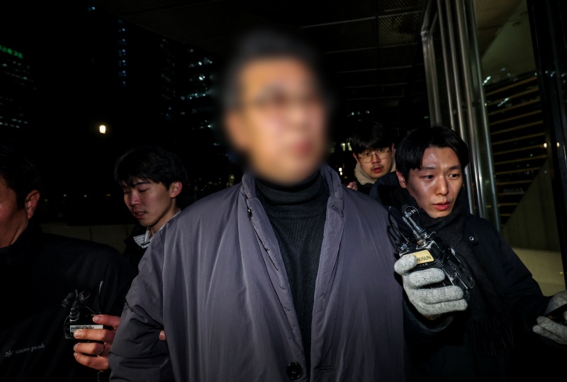 ▲ 인천 강화군의 중증장애인 거주시설 '색동원'에서 제기된 성폭력 의혹 관련 여성 입소자들을 상대로 한 성폭력처벌법상 장애인 강간·강제추행 등의 혐의를 받는 시설장 A씨가 지난 4일 서울 중구 서울경찰청 여성대상범죄특별수사팀에서 조사를 마친 뒤 나오고 있다. ⓒ뉴시스