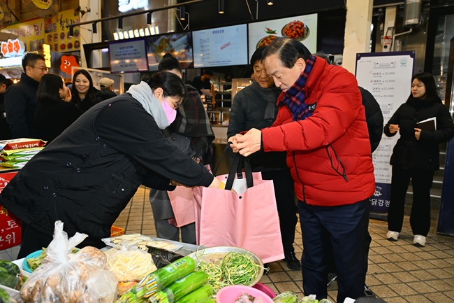 ▲ 이병선 시장이 9일 속초관광수산시장을 방문해 장을 보고 상인들을 격려했다. ⓒ속초시