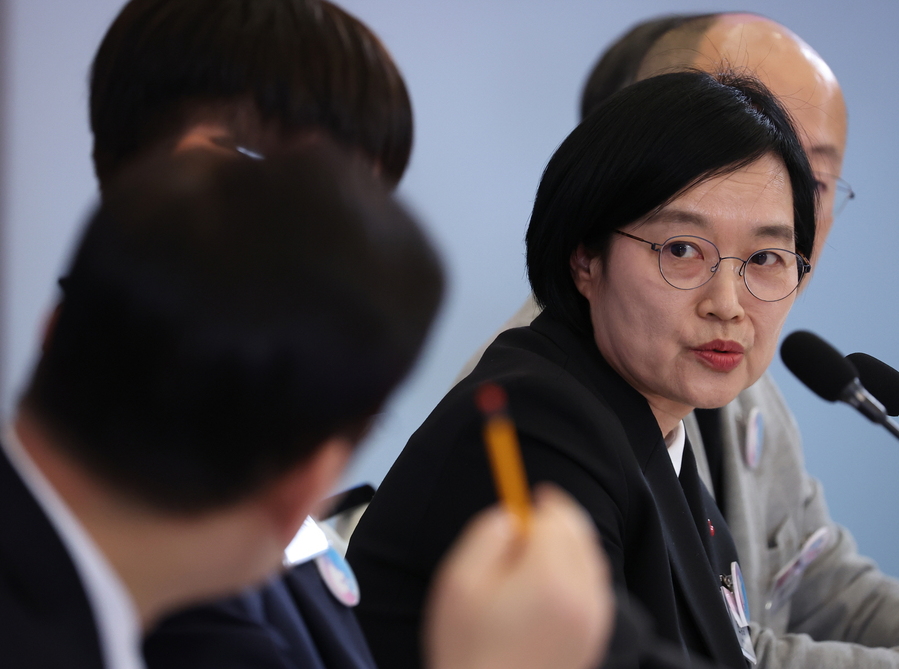 ▲ 지난달 30일 열린 회의에서 한성숙 중기부 장관이 이재명 대통령의 질문에 답하는 모습. ⓒ연합뉴스