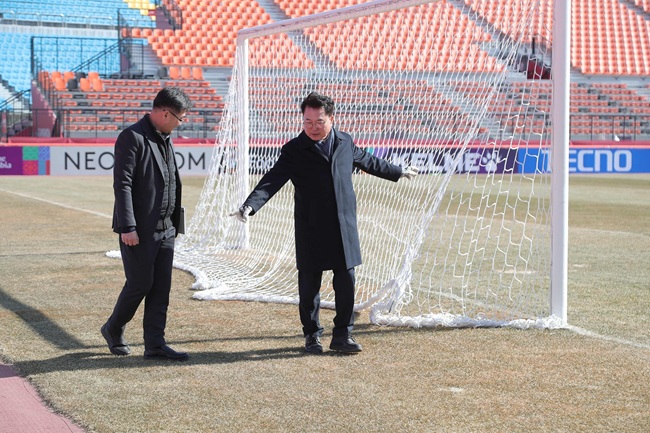 ▲ 9일 육동한 춘천시장이 송암스포츠타운을 찾아 혹한기 경기 개최에 따른 그라운드 상태와 및 한파로 인한 관람석 결빙 등의 안전관리 상태를 최종 점검했다. ⓒ춘천시