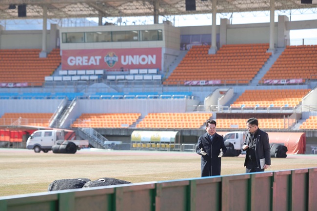 ▲ 9일 육동한 춘천시장이 송암스포츠타운을 찾아 혹한기 경기 개최에 따른 그라운드 상태와 및 한파로 인한 관람석 결빙 등의 안전관리 상태를 최종 점검했다. ⓒ춘천시
