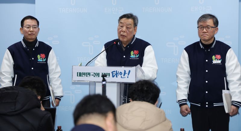 ▲ 가세로 충남 태안군수가 9일 군청 브리핑실에 국방미래항공연구센터 관련 기자회견을 하고 있다.ⓒ태안군