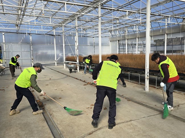 ▲ 북부지방산림청이 양묘시설 전반의 안전과 위생을 점검하고 근무환경을 개선하기 위해 9일부터 3일간 용문양묘사업소에서 '대청소의 날'을 실시한다. ⓒ북부지방산림청