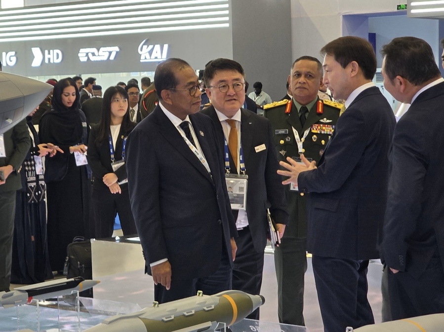 ▲ 말레이시아 국방장관이 9일 WDS에서 KAI 차재병 대표에게 설명을 듣고 있다. ⓒKAI